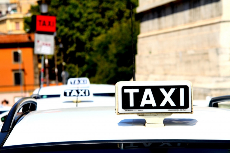 taxis-LE CASTELLET-min_taxi_auto_rome_road_white-1051610